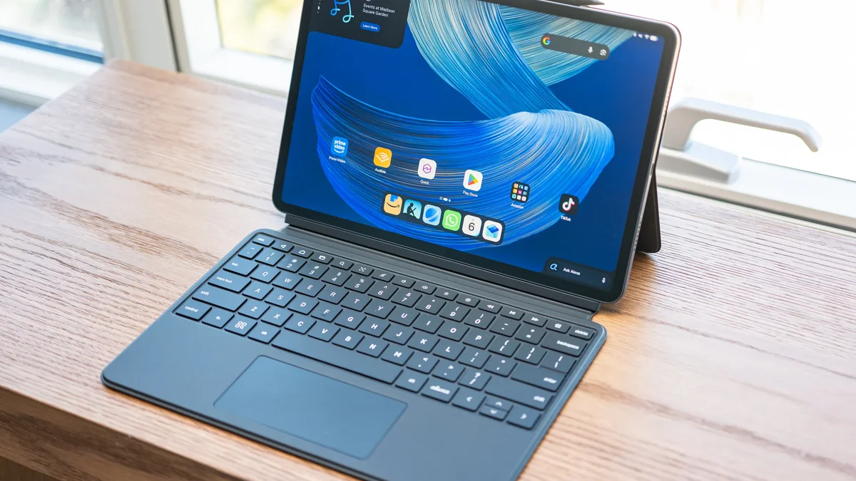 Amazon Alexa Tablet 12 Pro in alluminio con interfaccia Alexa+ sul display