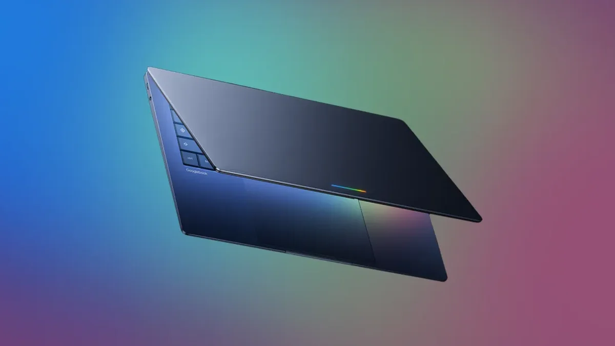 Un nuovo laptop Googlebook aperto su una scrivania che mostra l'interfaccia di Android 17