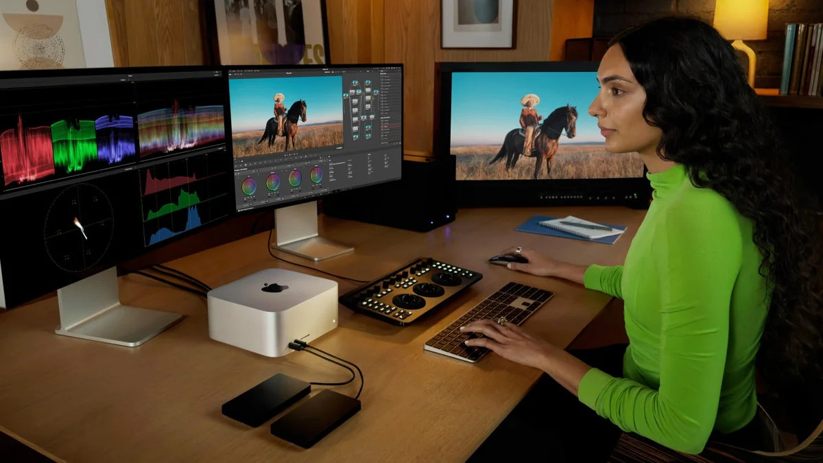 Mac Studio M5 Ultra su una scrivania usato per eseguire modelli di intelligenza artificiale in locale