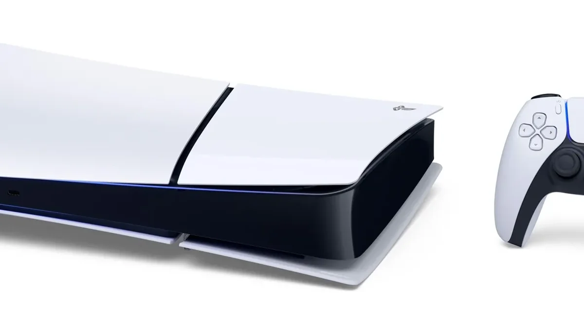 Console PlayStation 5 con lettore Blu-ray accanto a confezioni di videogiochi fisici